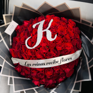 Bouquet  con Inicial personalizada 100 rosas